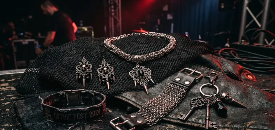What Jewellery to Wear to a Goth Concert: Chainmail, Earrings and Dark Accessories