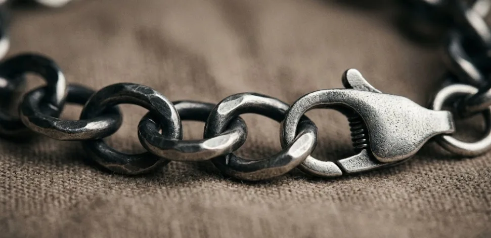 Why Is It So Hard to Find a Choker Necklace That Doesn’t Look Cheap?